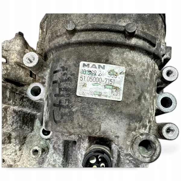 MAN Motoroljefilterhus OEM 51050007151 image 3
