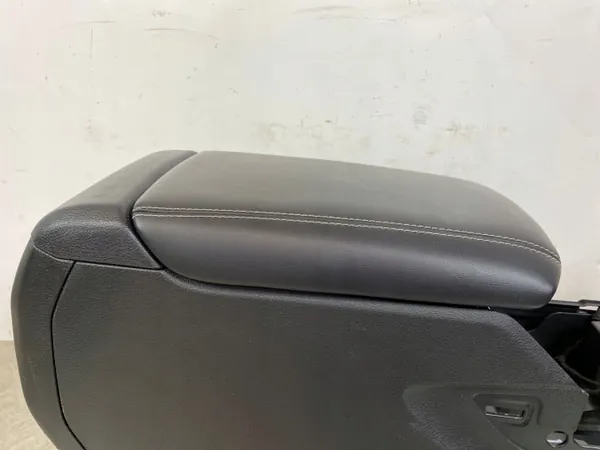 Accoudoir de console Jeep OE FOB47851 pour Grand Cherokee 2023 image 3