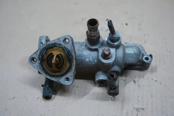 LJ70 KRÓCIEC Termostaatin Kotelo Land Cruiser 70:lle image 3