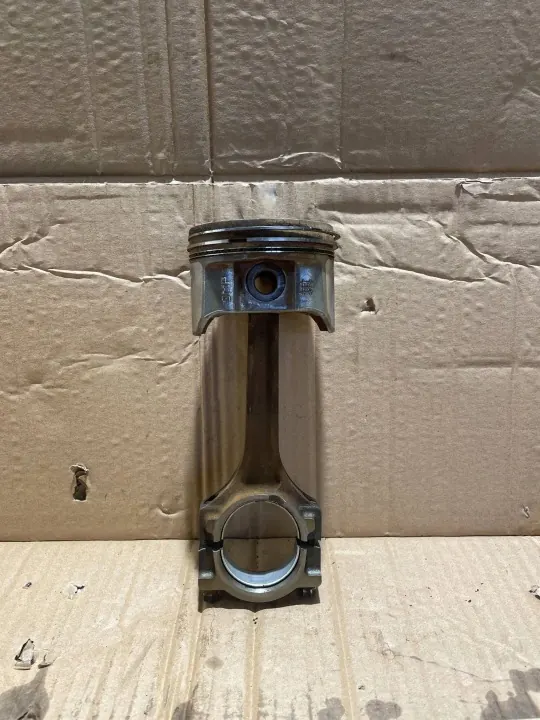 Piston Ford Fiesta OEM AWJ1618 - État Utilisé image 2