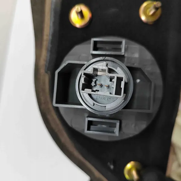 Luz trasera izquierda del maletero Honda Accord 2005 image 3