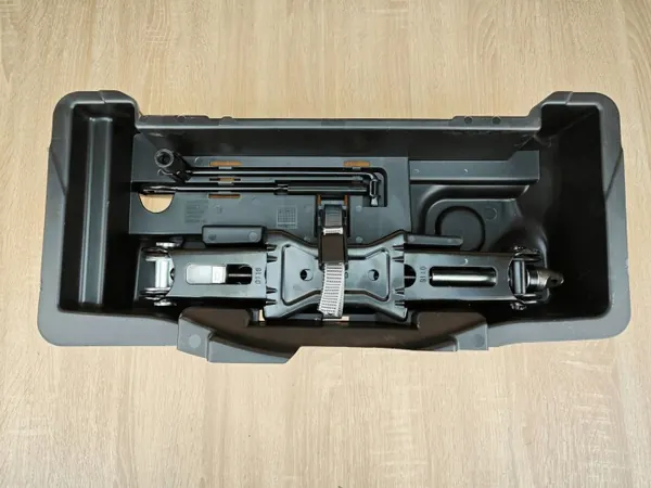 Domkraftsfack OEM 8W0011031B Audi A4 B9 image 3