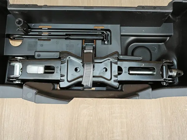 Domkraftsfack OEM 8W0011031B Audi A4 B9 image 5
