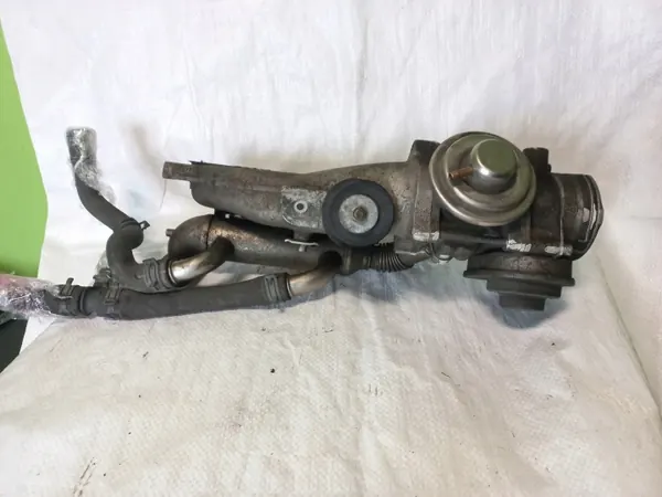 Refrigerador EGR Volkswagen OEM 038131513K usado image 4