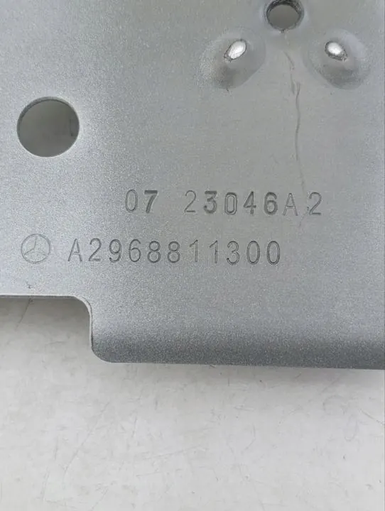 Kotflügelhalter links OEM A2968811300 Mercedes EQS SUV image 7