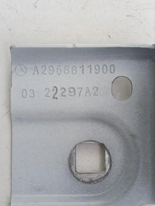 Kotflügelhalter links OEM A2968811300 Mercedes EQS SUV image 8