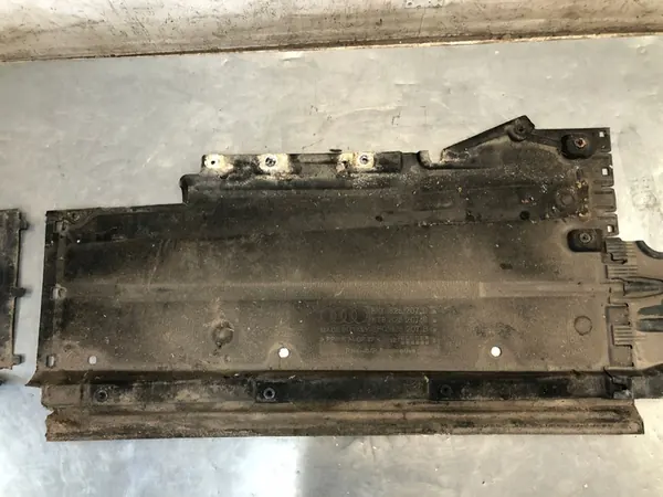 Audi OE 8K0825201E Underbodsskydd image 10