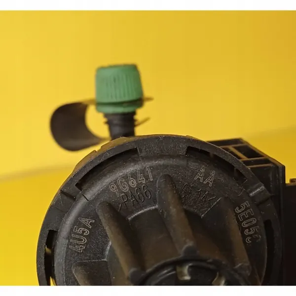 Válvula Solenoide Ford OEM 4U5A9G641AA - Usada image 5