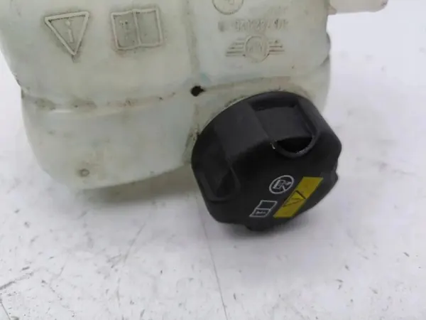 BMW i3 2017 Kylvätske expansionsbehållare OEM 7823626 image 4