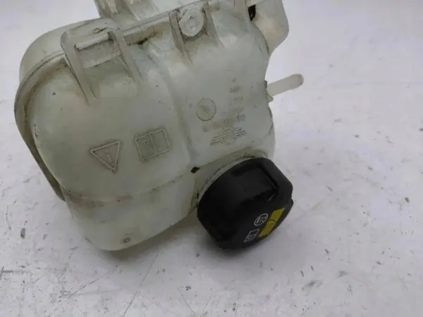 BMW i3 2017 Kylvätske expansionsbehållare OEM 7823626 image 7