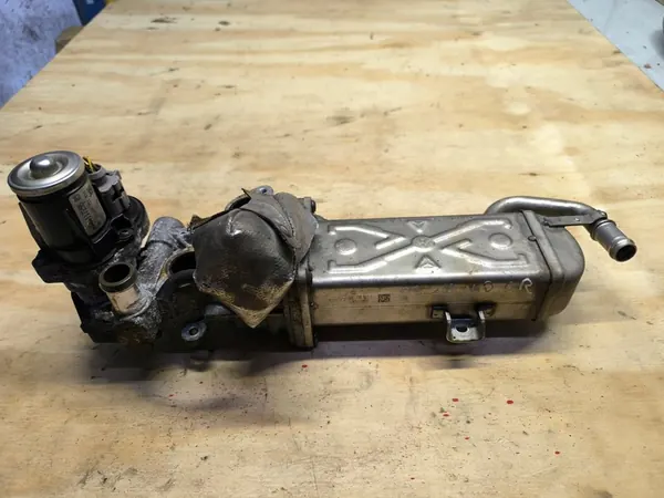 EGR-pakokaasujäähdytin Audi 2.0 TDI 140HV 03L131512CF image 2