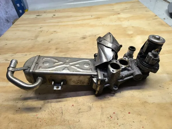 EGR-pakokaasujäähdytin Audi 2.0 TDI 140HV 03L131512CF image 4