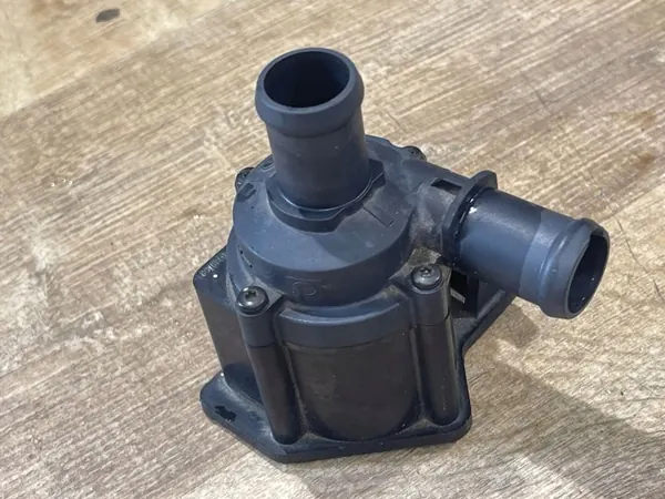 Waterpomp Audi Q5 SQ5 2013 OEM 8K0819147A image 2