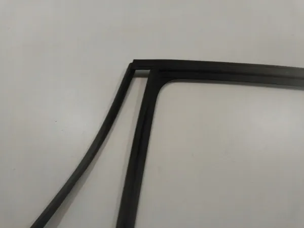 Raamrubber achterdeur links BMW 3 OEM 51357140590 image 3