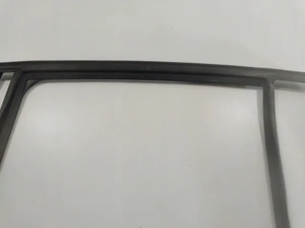 Raamrubber achterdeur links BMW 3 OEM 51357140590 image 4