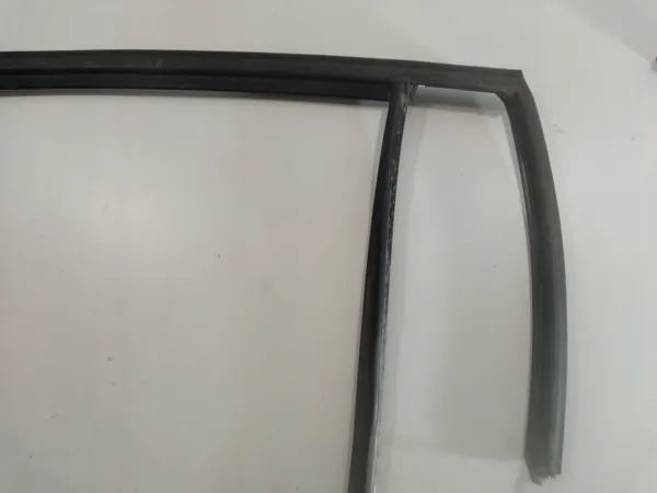 Raamrubber achterdeur links BMW 3 OEM 51357140590 image 5