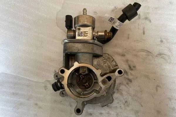 Polttoainepumppu VW GOLF VII VARIANT 2.0L bensiini OEM 06G127027H image 2