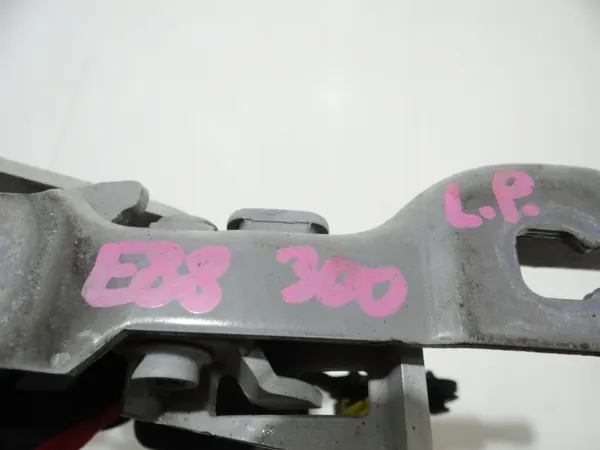 Charnière pyrotechnique gauche capot OEM 7289995/7289993 BMW E88 image 6