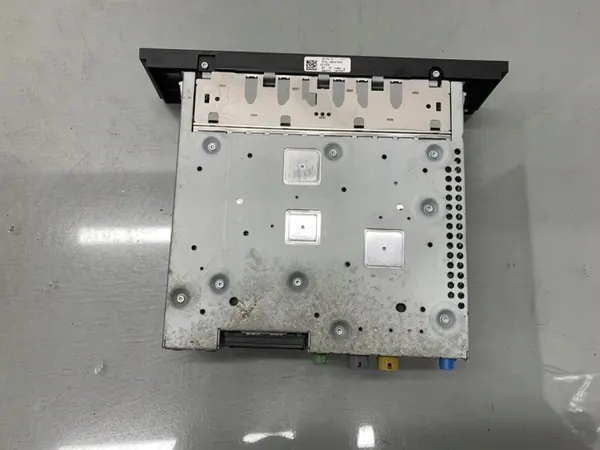 Audi Q7 4L Navigaattoradio OEM 4L0035666B image 3