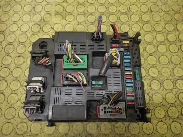 Peugeot 307 BSI-Modul OEM 9641079680 - Gebraucht image 2