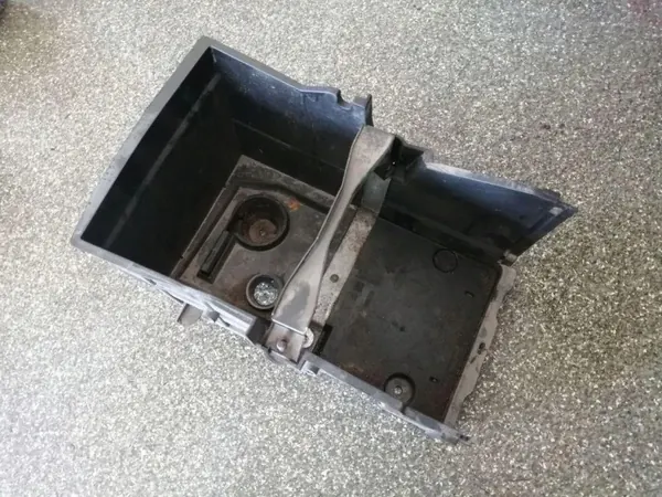 OEM 4M5T10723BC Batterifäste för Ford Focus II image 2