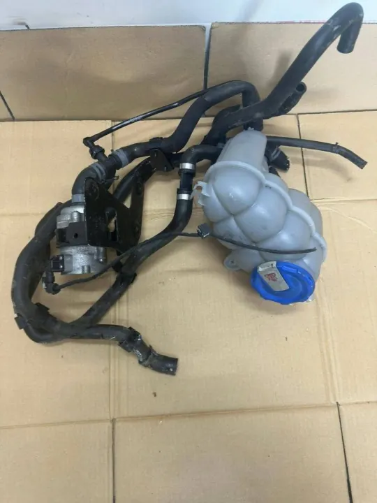 Depósito de bomba de agua Audi A4 B9 OEM 8W0121405E image 2