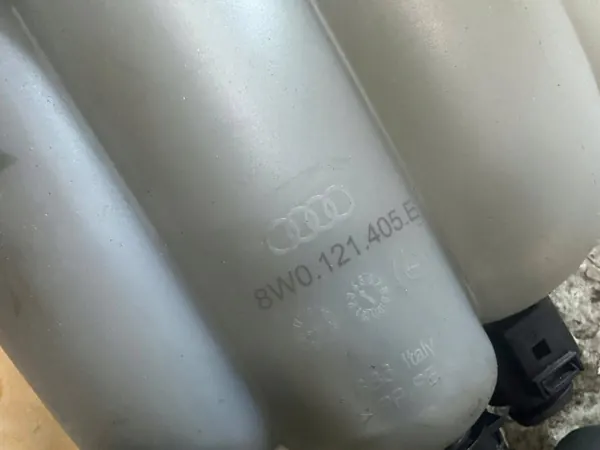 Depósito de bomba de agua Audi A4 B9 OEM 8W0121405E image 3
