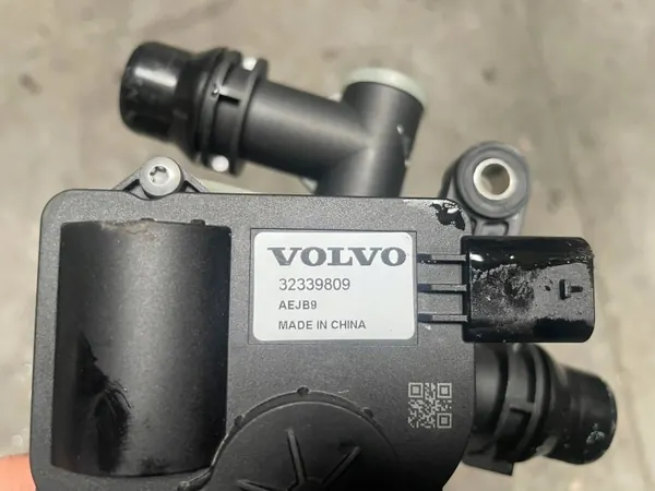 Volvo vesiventtiili OEM 32339809 - Käytetty kunto image 3