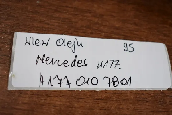 Oljefyllkapsel OEM A1770107801 för Mercedes AMG W177 image 4