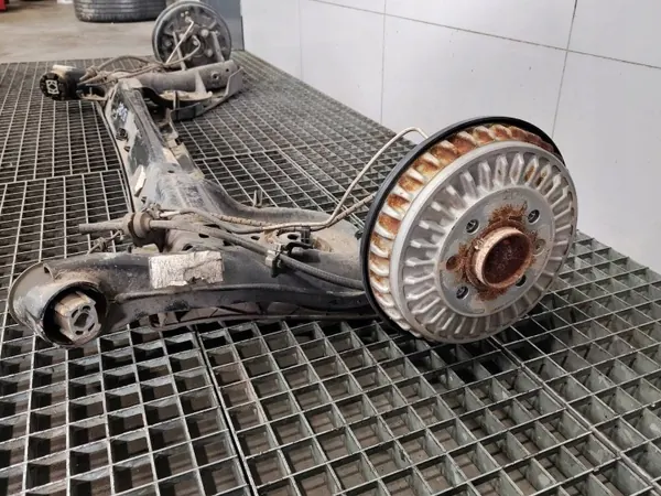 Viga de eje trasero OEM AOP46230 con tambores image 4