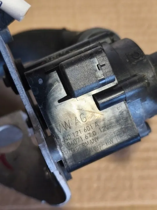 Audi SQ8 SQ7 4.0 TFSI extra vattenpump OEM 4N0121601A image 3