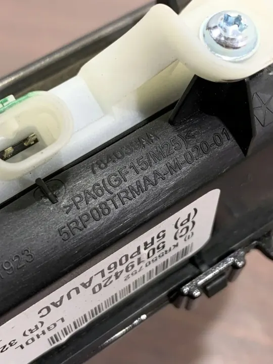 Chrysler Pacifica achterklephendel OEM 5RP06LAUAC image 8