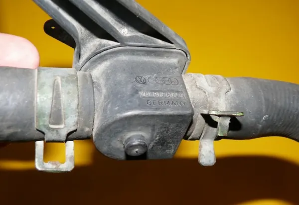 Lämmitysvesiventtiililetku VW T4 OEM 701819809C image 3