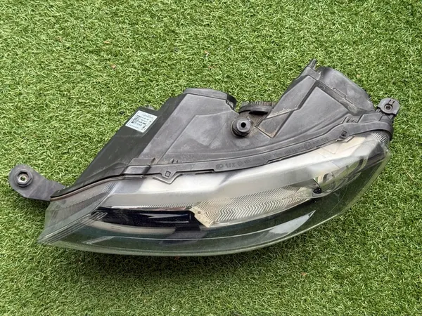 Farol esquerdo Skoda Rapid Xenon image 2