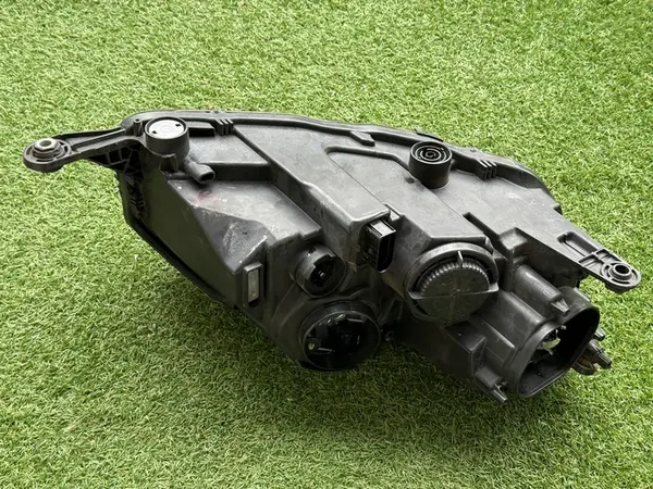 Farol esquerdo Skoda Rapid Xenon image 5