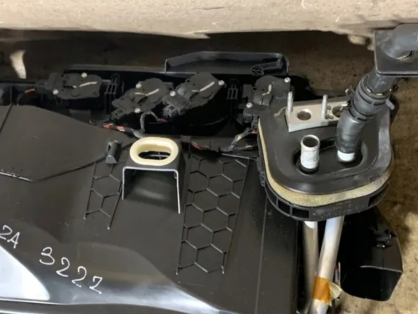 Värmare Mercedes-Benz GL X166 OEM A1668303360 image 3