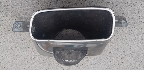 Ponta de escape esquerda Dodge Challenger Cromada 2015-2017 OEM image 1