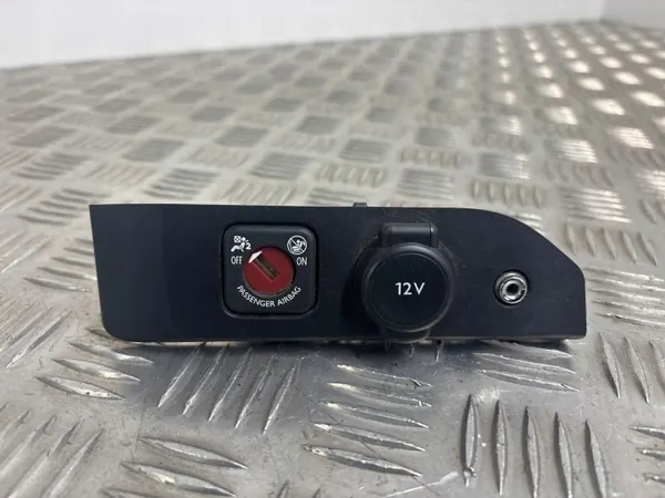 Prise 12V avant Peugeot Expert 2018 OEM 98160575ZD image 2
