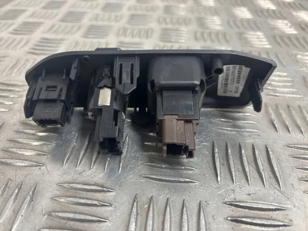 Prise 12V avant Peugeot Expert 2018 OEM 98160575ZD image 3