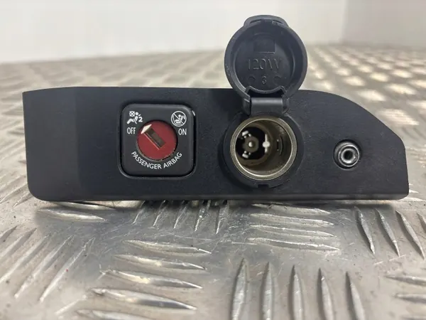 Prise 12V avant Peugeot Expert 2018 OEM 98160575ZD image 4