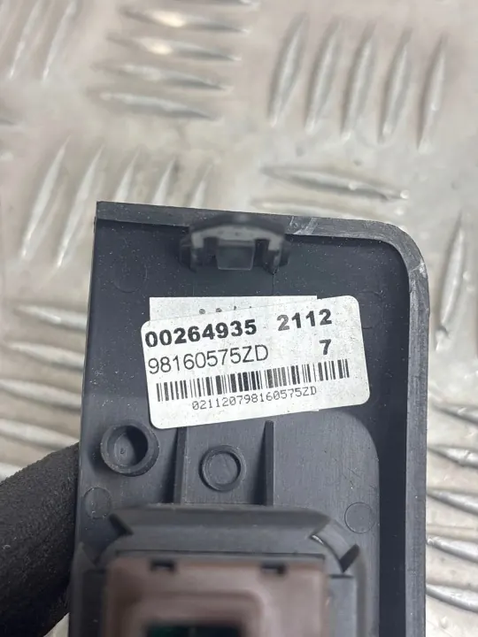 Prise 12V avant Peugeot Expert 2018 OEM 98160575ZD image 8