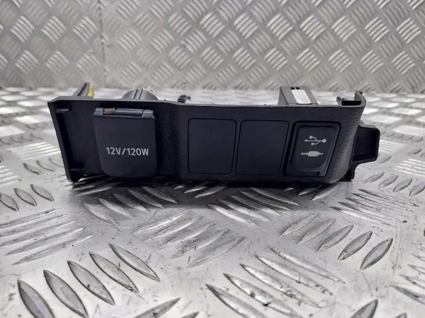 Prise USB OEM 88190-0D030 pour Toyota Auris II image 2