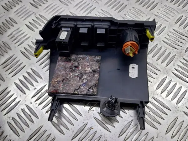 Prise USB OEM 88190-0D030 pour Toyota Auris II image 3