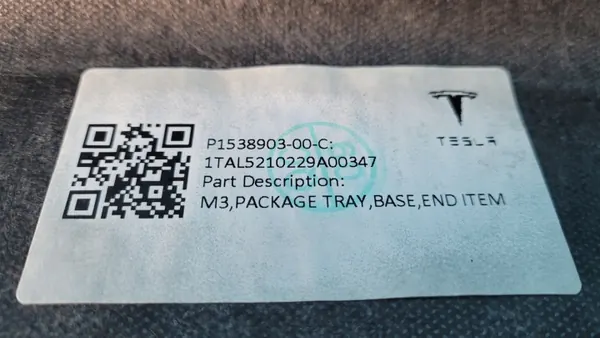 Tesla Model 3 Tavaratilan Hylly Stop-valo OEM 1538903-00-C image 10