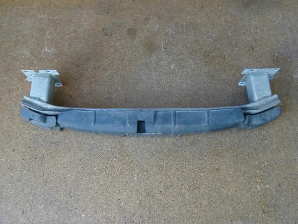 AUDI A3 8V Etupuskuri Palkki Imurilla OEM 8V0807109B image 4