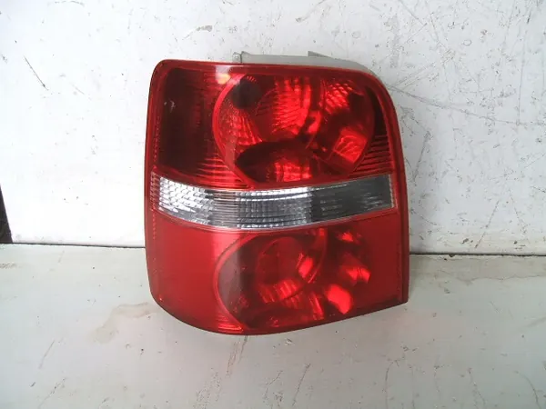 VOLKSWAGEN TOURAN I VÄNSTER BAKLYKT EUROPA image 2