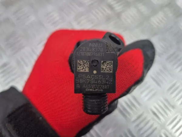 Inyector Mercedes-Benz OEM A6510702887 - Usado image 3