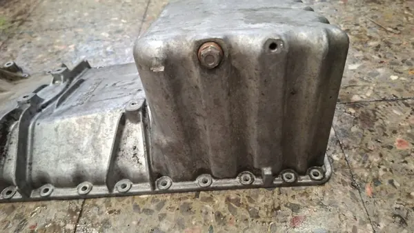 Mercedes W123 Öljypärä OEM 1020140802 - Käytetty image 3