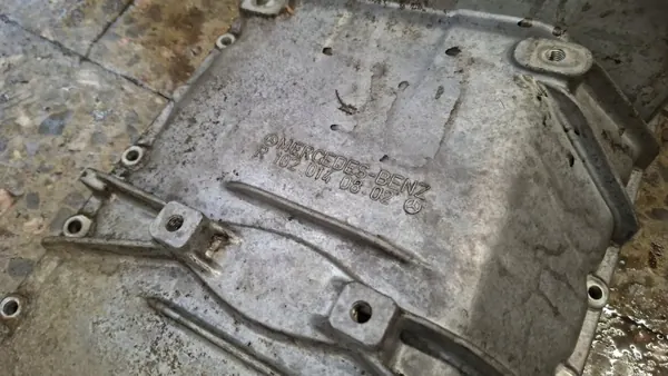 Mercedes W123 Öljypärä OEM 1020140802 - Käytetty image 4