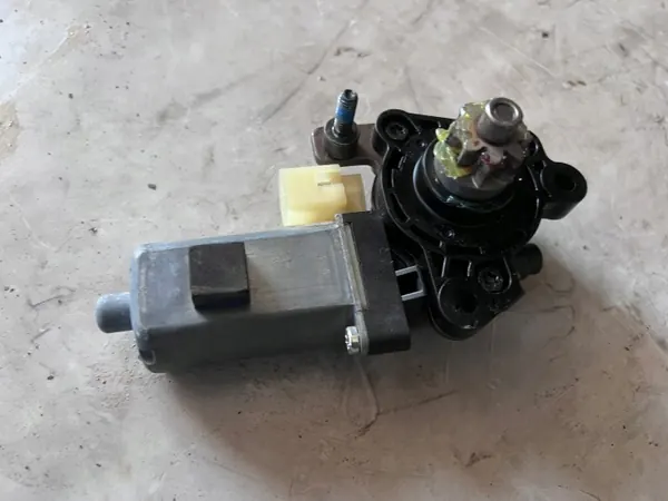 Kia OEM 88682C1000 Sitzverstellmotor image 2